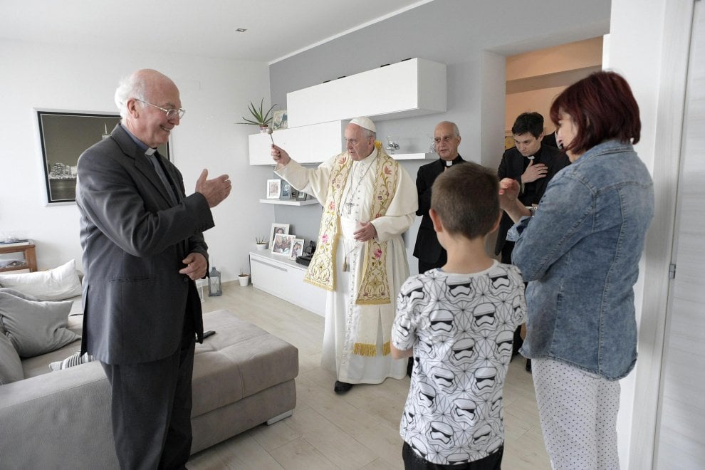 In surprise ‘mercy Friday’ visit, Pope Francis blesses homes of Rome’s