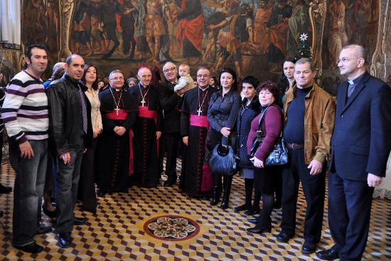 PUBLIC THRONGS CURIA TO EXCHANGE GREETINGS WITH THE BISHOPS ...