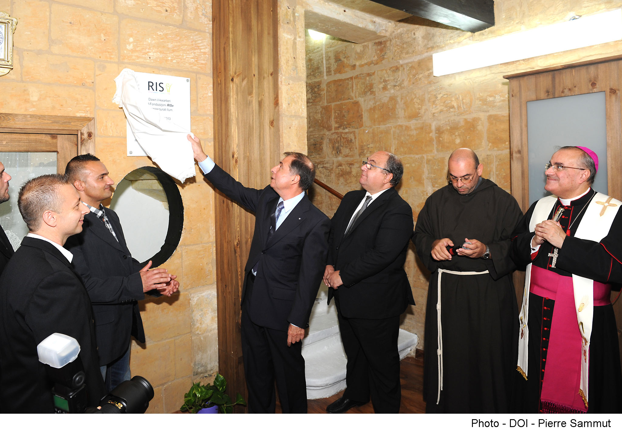 The blesses the new offices of the Foundation RISE