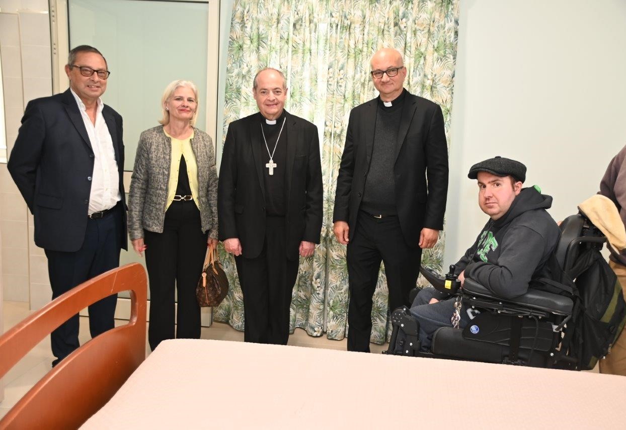 Auxiliary Bishop tours the renovation works in one of the flats at Id ...